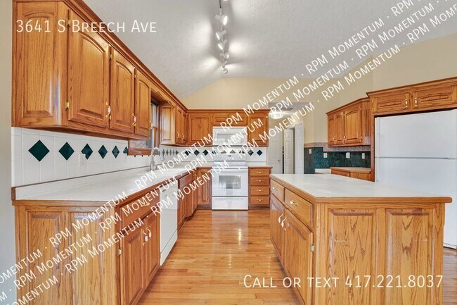 Building Photo - Chesterfield Village 3 Bedroom 2 Bath 2 Ca...