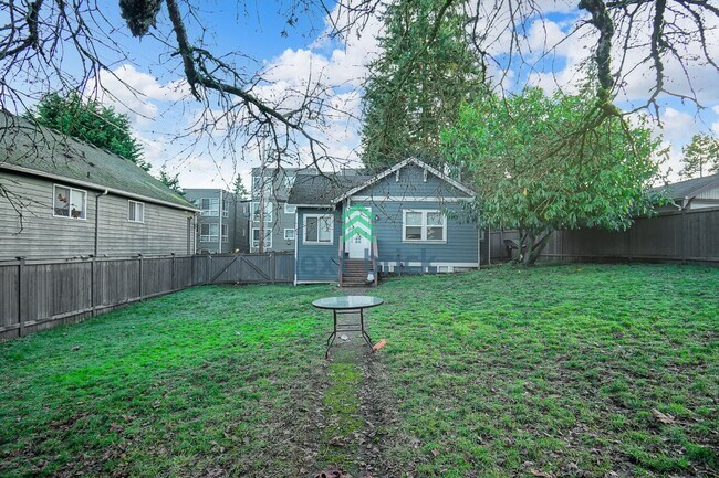 Building Photo - Charming 1-bedroom, 1-bathroom unit in Greenwood