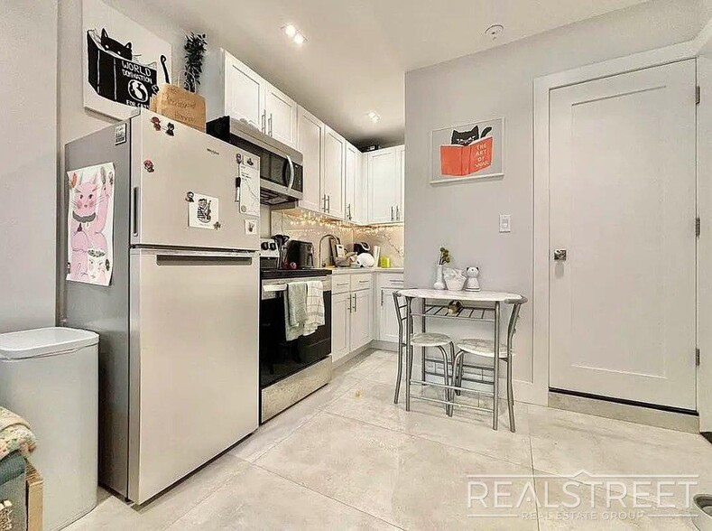 Building Photo - Brand New Gorgeous 1.5 bedroom with Centra...