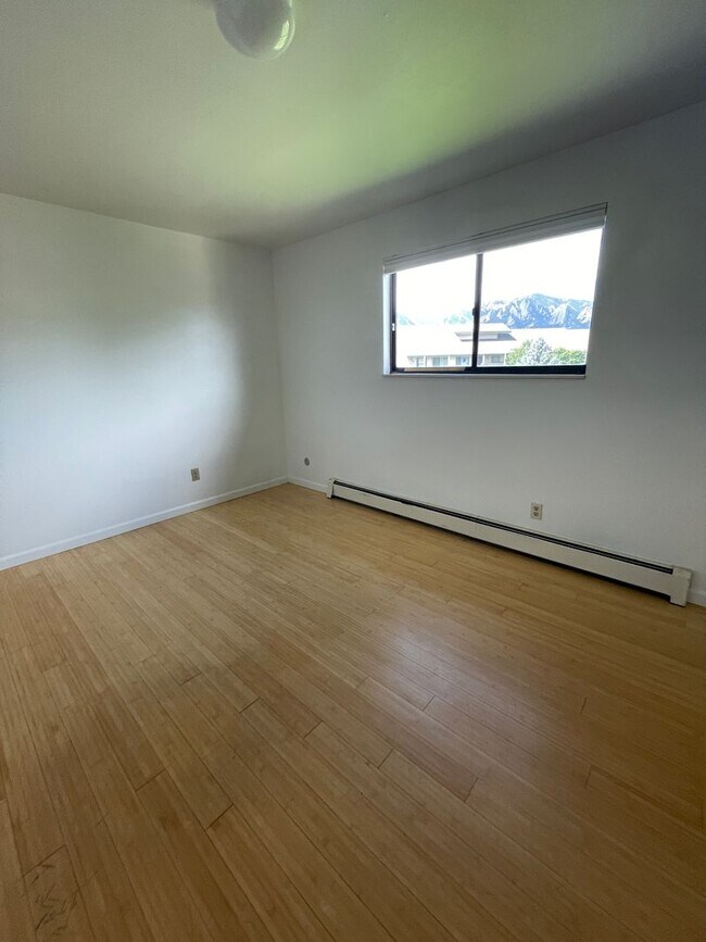 Building Photo - Updated 2B/2B 3rd floor Condo on Manhattan