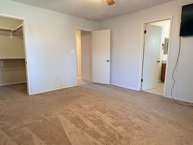 Building Photo - 3+2 w/garage and large fenced backyard