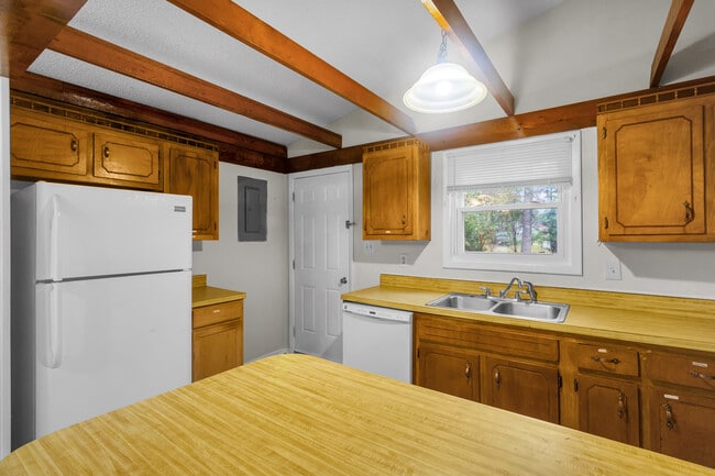 Building Photo - 1629 RaceTrack Rd