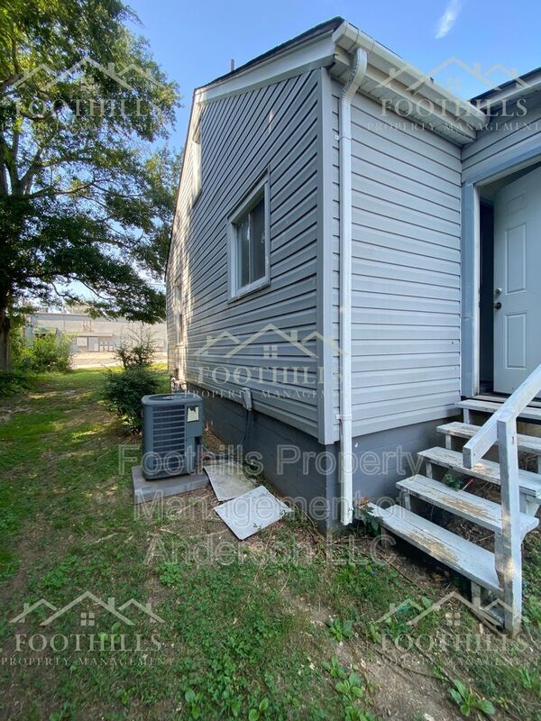 Building Photo - 2704 Whitehall Ave