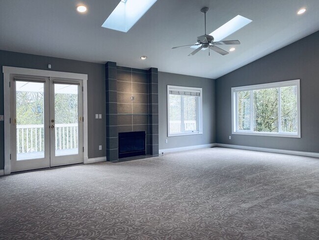 Building Photo - 5 Bedroom Craftsman - Home Great Schools -...