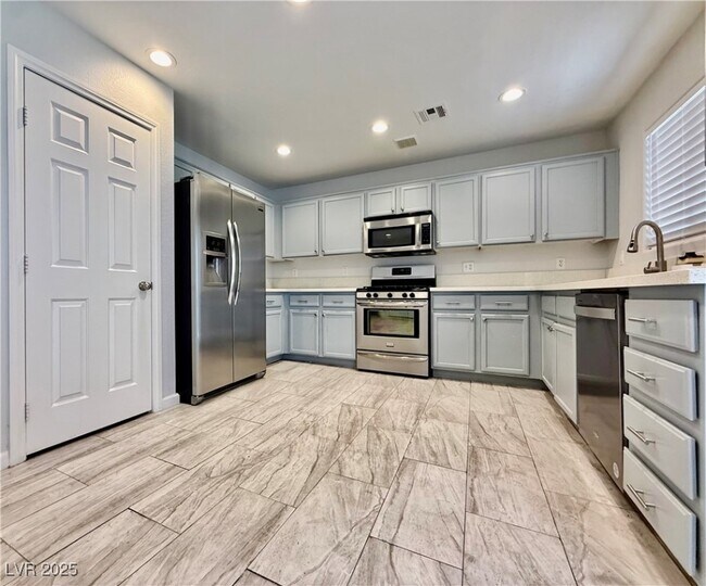 Building Photo - 10274 Missouri Meadows St