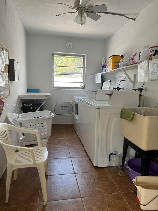 Building Photo - 1300 N 17th Ave