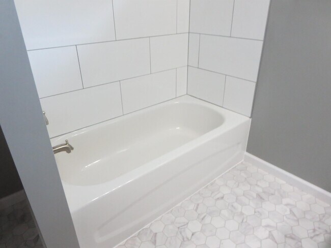 Building Photo - 324 2nd St