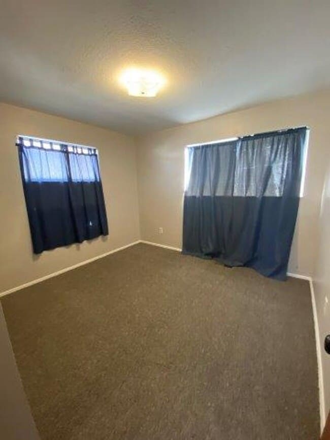 Building Photo - 4 Weeks Free Living! Cozy 3 Bed Home with ...