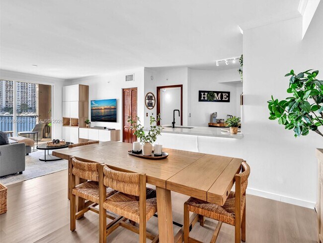 Building Photo - 17150 N Bay Rd