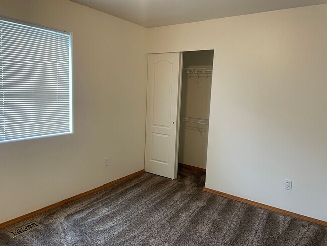 Building Photo - 1703 Fairway Dr NE