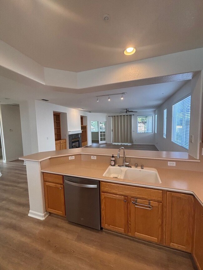 Building Photo - Large Single Level 2 Bedroom 2 Bathroom wi...