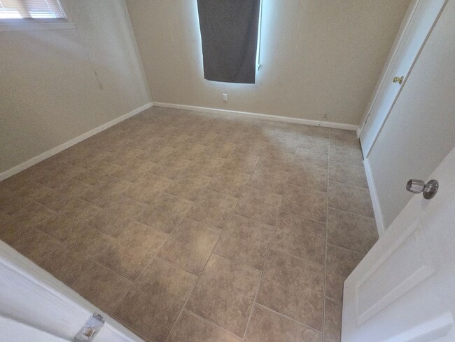 Building Photo - Spacious 3bd/1ba in a HUGE GATED Property!