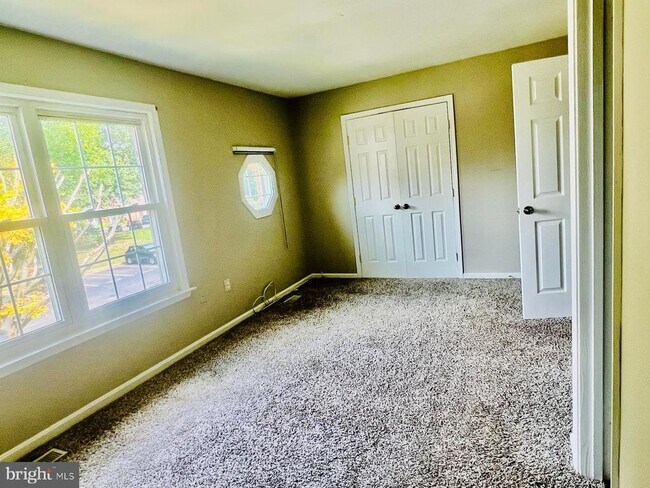 Building Photo - 4704 S Park Ct