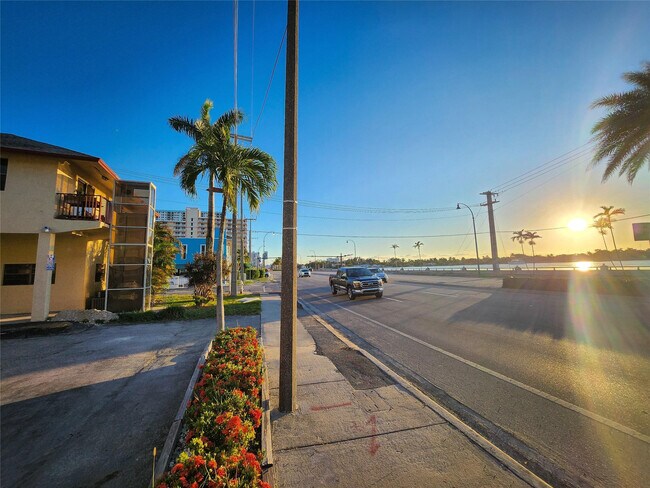 Building Photo - 513 S Ocean Dr