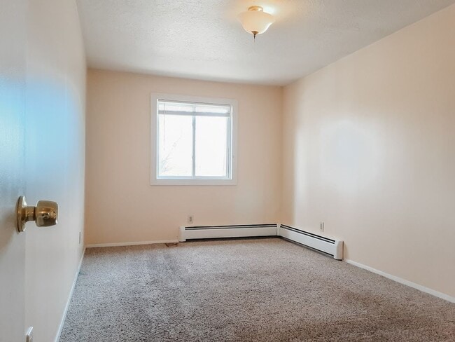 Building Photo - UTILITIES INCLUDED! Large 3 bed/ 1.5 bath ...