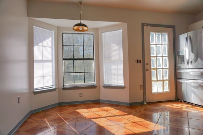 Building Photo - 6 Flora Cove