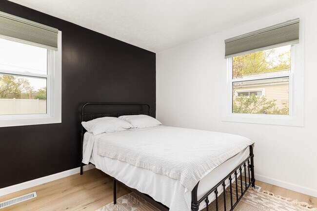 Building Photo - 834 Woodcliff Dr