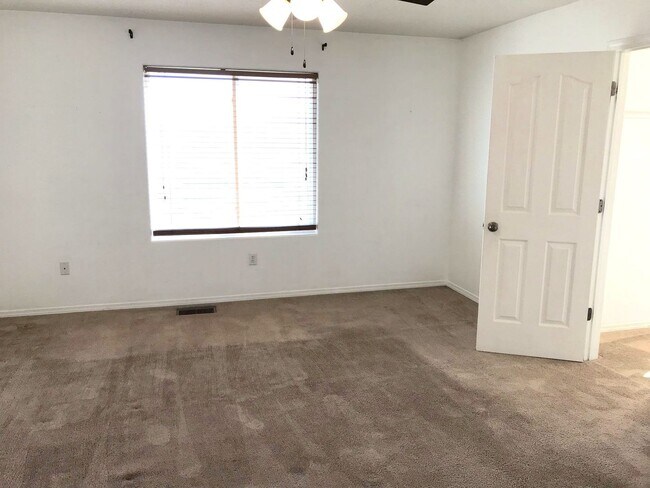 Building Photo - Spacious 4 bedroom Northern Meadows Home with Refriderated Air!
