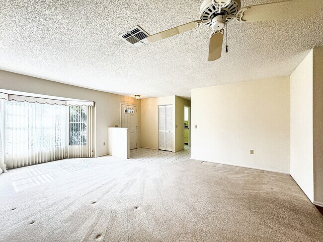 Building Photo - "Charming 2-Bedroom Oasis with 2 Full Bath...