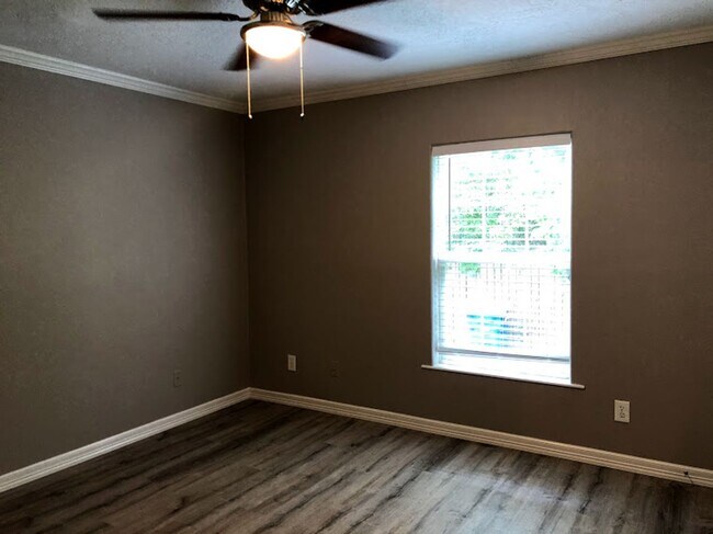 Building Photo - 148 Varsity Dr