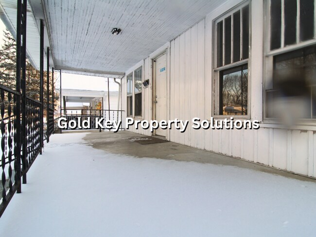 Building Photo - 2 BR 1 BA House with Dining Room and Basement SECTION 8 APPROVED