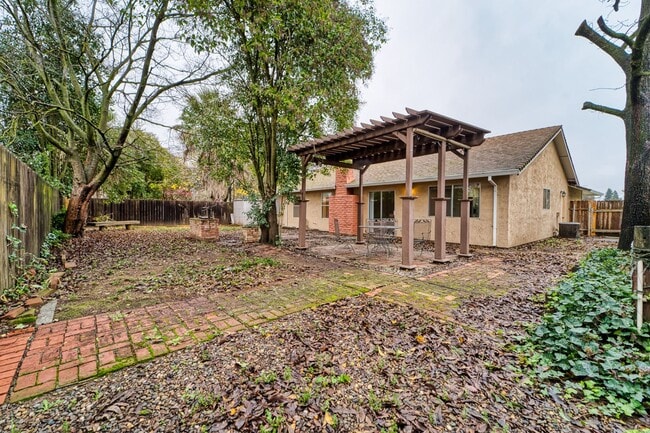 Building Photo - Sweet 3-Bedroom With a Fireplace Vibe