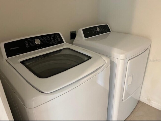 Building Photo - 390 Posadas Cir