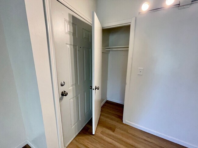 Building Photo - DESIRABLE MILLWOOD NEIGHBORHOOD ON TREE LI...