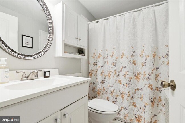 Building Photo - 327 E 9th Ave