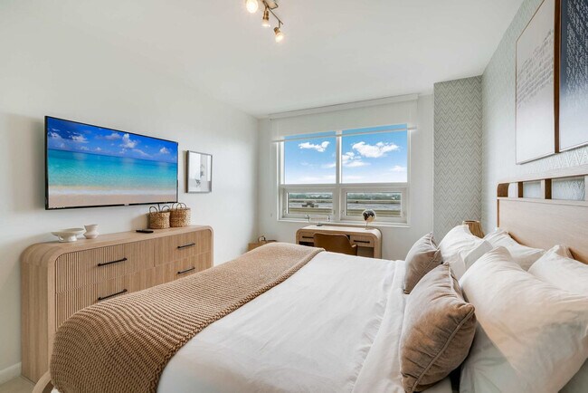 Building Photo - 3256 NE 1st Ave