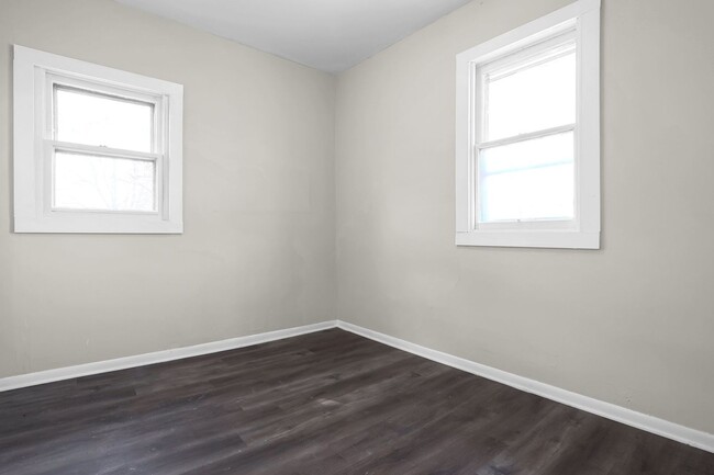 Building Photo - Updated 3 Bed Home