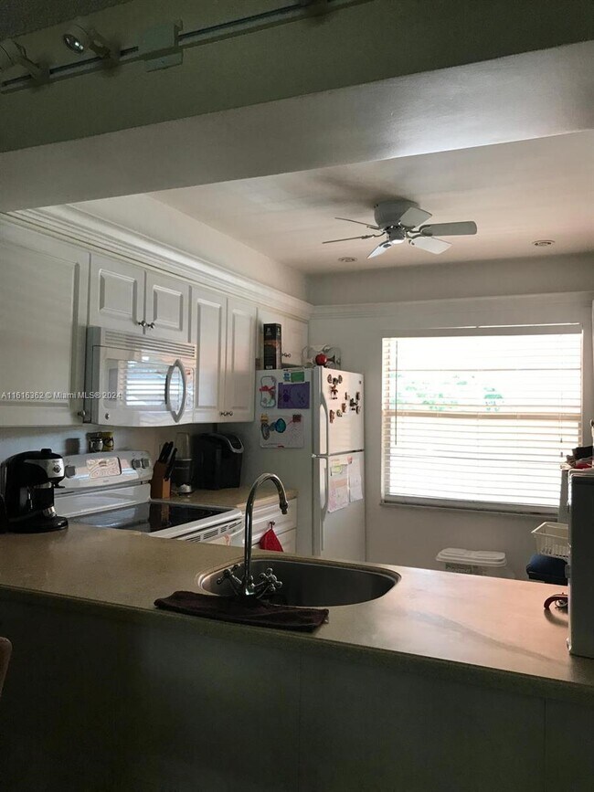 Building Photo - 1205 Bahama Bend