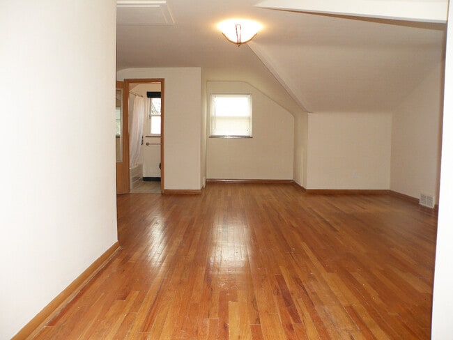 Building Photo - 3 Bed - 2 Full Bath Cape Cod for Rent in E...