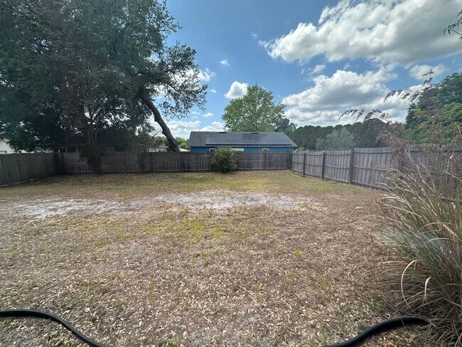 Building Photo - Spacious Lakeland Home | Move-In Ready | Prime Location