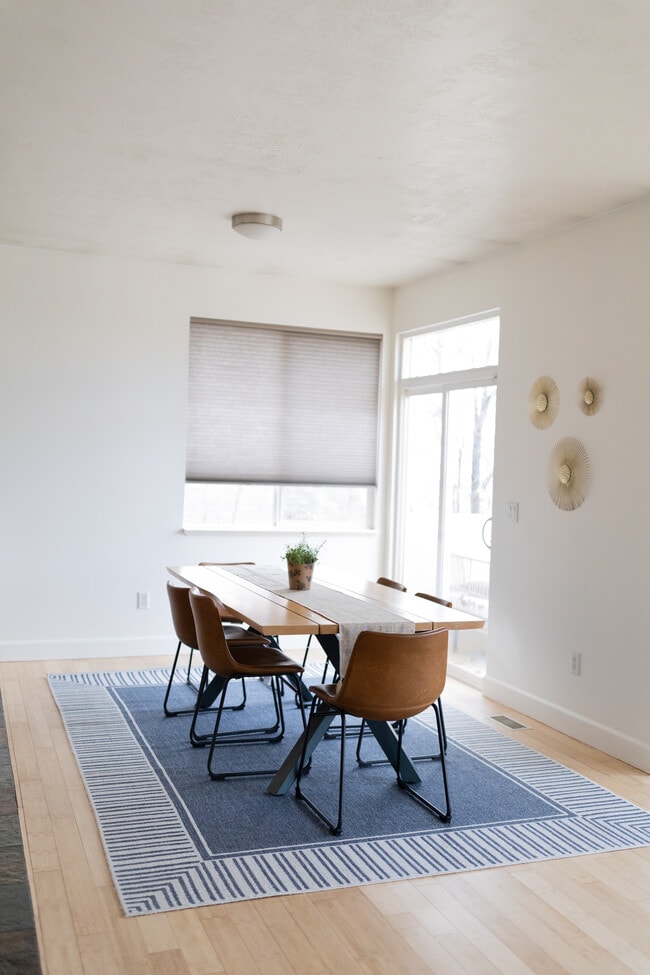 Building Photo - Draper Home - Annie