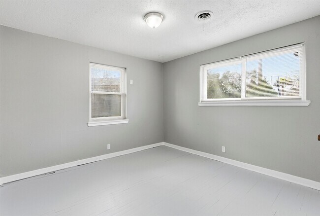 Building Photo - 344 Pennington Dr