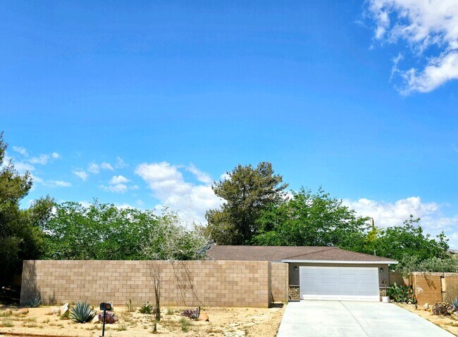 Primary Photo - Stunning 3 Bedroom 2 Bathroom Home in Yucc...