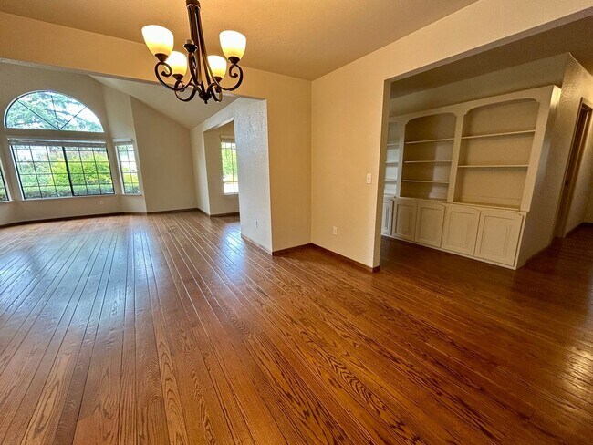 Building Photo - 8280 Oakmont Dr