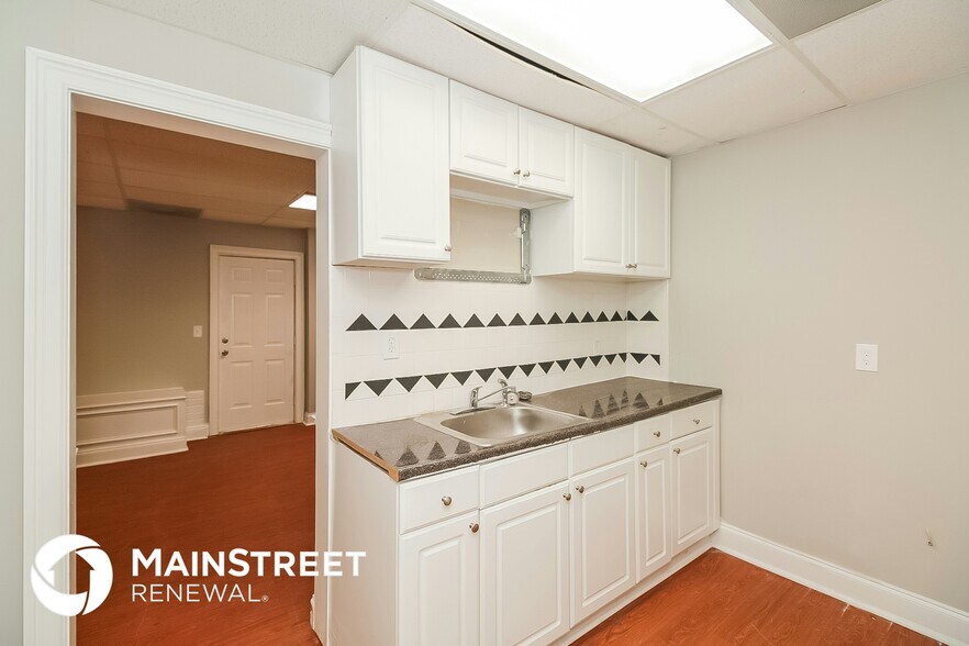 Building Photo - 2190 Surrey Trail