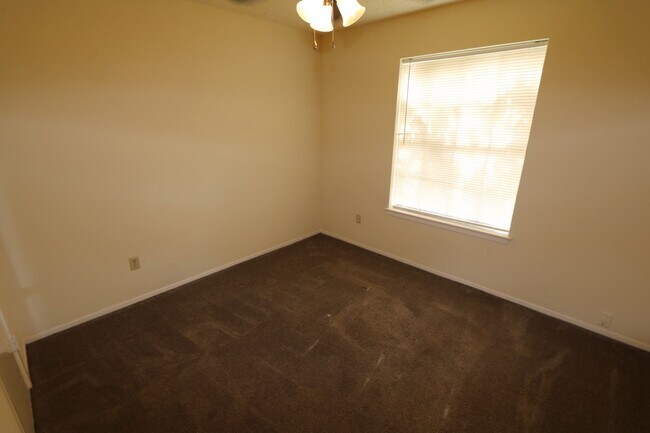 Building Photo - 21134 Park Mt Dr