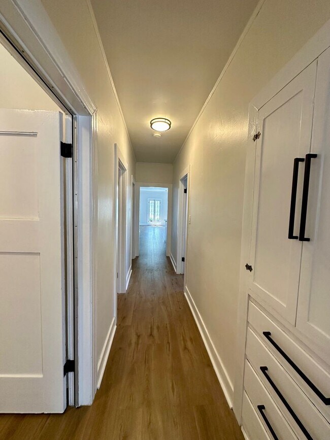 Building Photo - Nestled in the vibrant heart of Los Angeles, CA. This 2 Bedroom 2 Bath Won't Last Long!