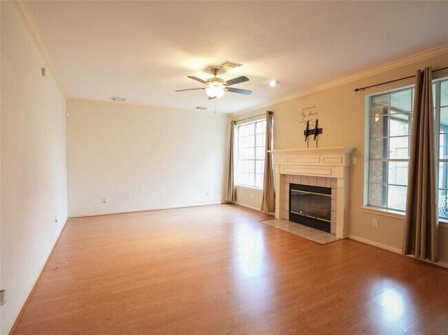 Building Photo - 16322 Red Oak Dr