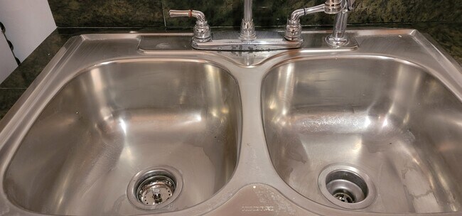 Building Photo - 2848 W Warren Blvd