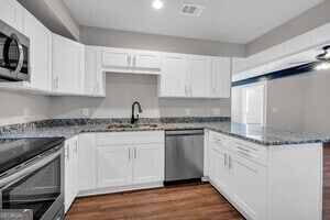 Building Photo - 86 S Forest Ave