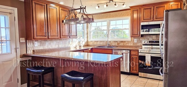 Building Photo - Cozy home with a stunning view!
