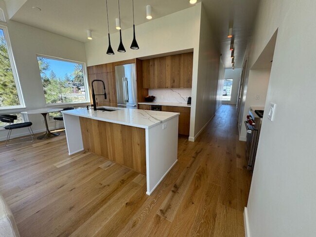 Building Photo - Gorgeous new home in Discovery West