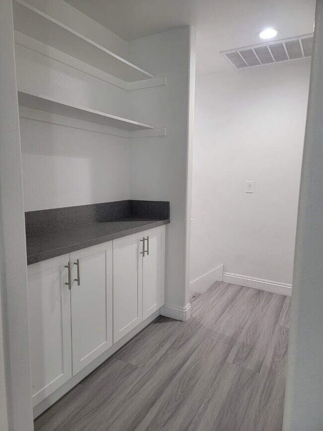 Building Photo - New Gas Range & Refrigerator.  Spacious rooms, private yard and RV parking.  Must see - Won't las...