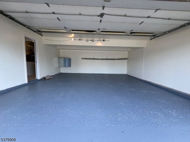 Building Photo - 346 River Dr
