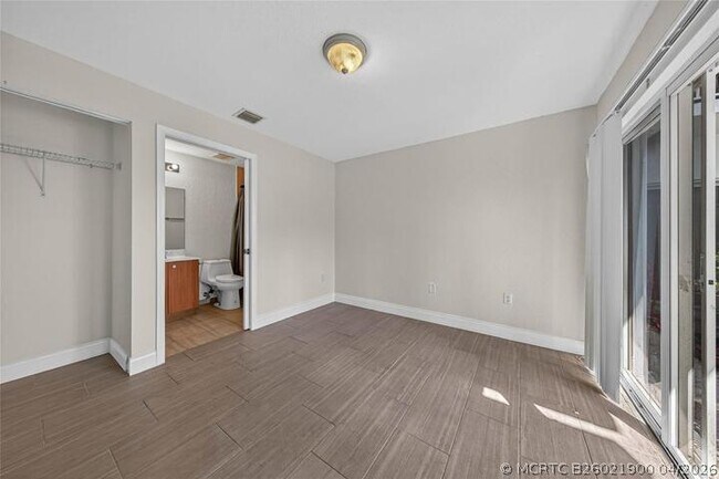 Building Photo - 2725 NE 8th Ave
