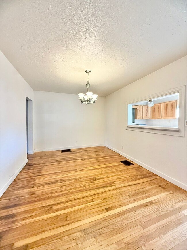 Building Photo - Move in ready home on S Park